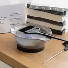 Haarfärbebürsten und Schale